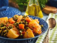 Гръцка яхния от грах с червен лук, домати, моркови и картофи